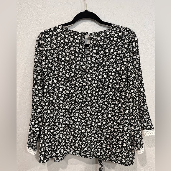 💐Emi & Joe Plus Size Blouse with flared sleeves - Picture 2 of 8